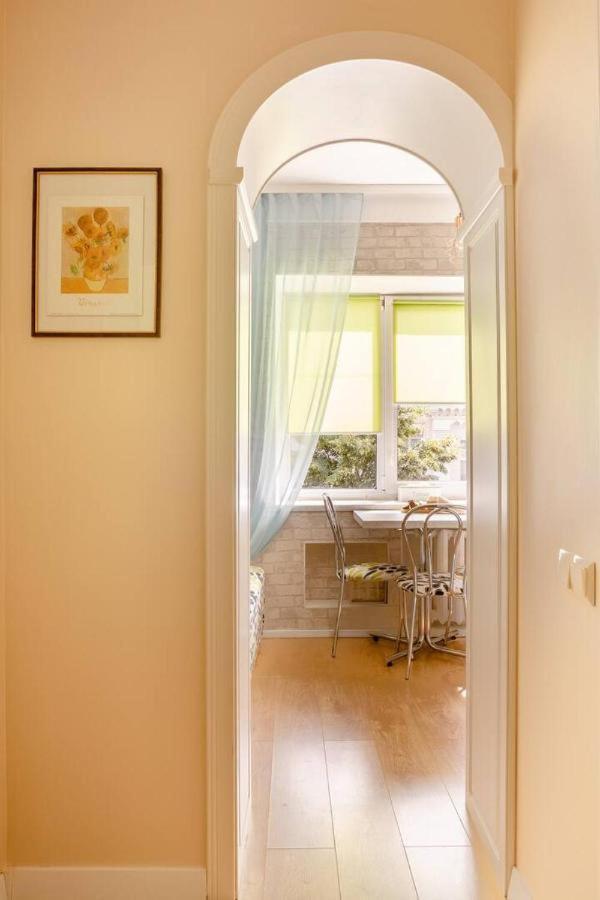 24 Mezhygirska Str 24, In Historical Parts, Podil Apartment *