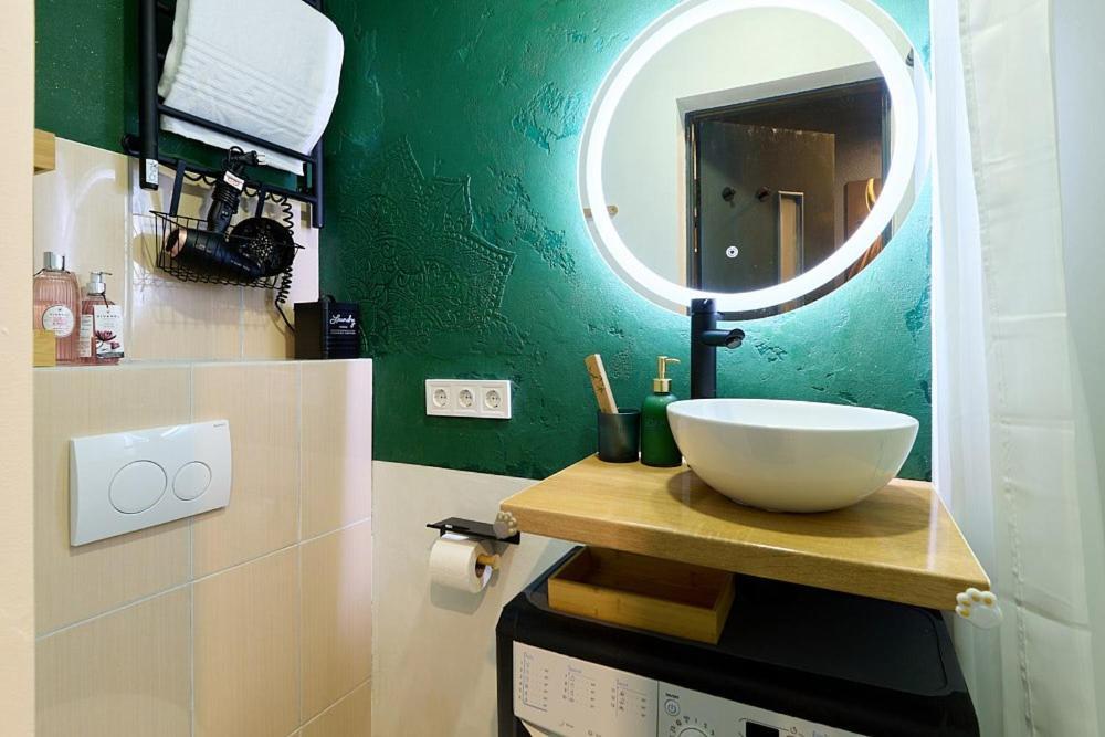 24 Mezhygirska Str 24, In Historical Parts, Podil Apartment *